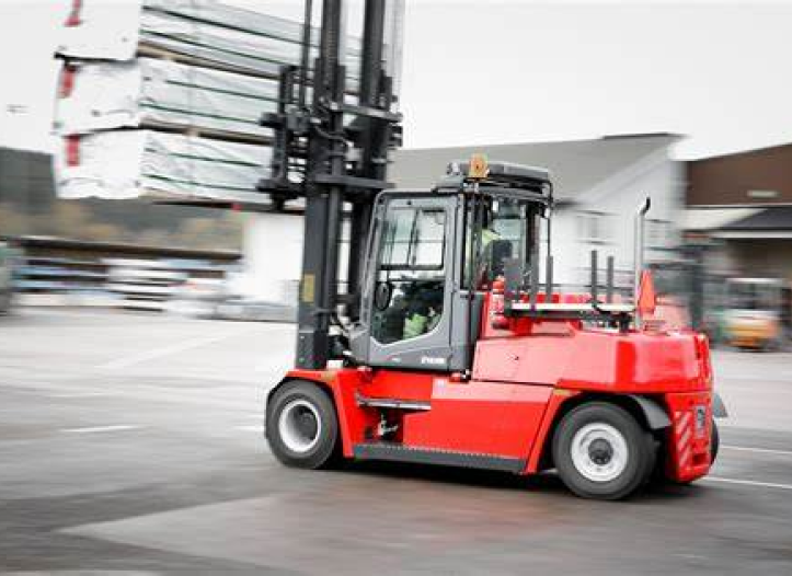 Oil platform in the ocean with the sun setting behind it (15)